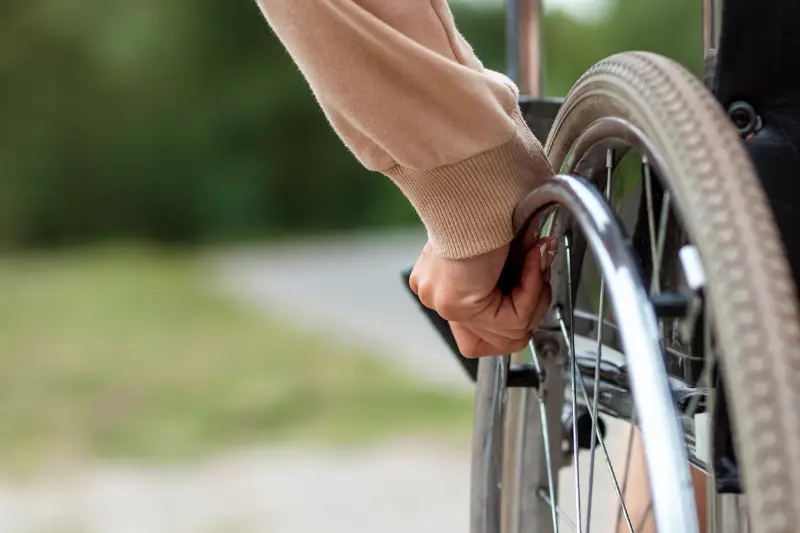 Osoba poruszająca się na wózku, symbol dostępności i udogodnień dla osób z niepełnosprawnościami, turnusy rehabilitacyjne i przystosowane pokoje w Willi Siklawa w Zakopanem Osoba poruszająca się na wózku, symbol dostępności i udogodnień dla osób z niepełnosprawnościami, turnusy rehabilitacyjne i przystosowane pokoje w Willi Siklawa w Zakopanem