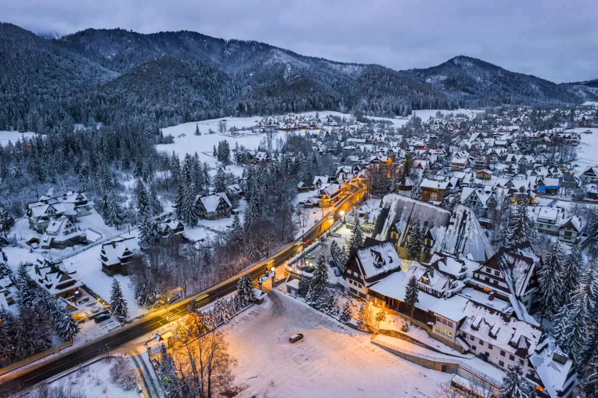 Zimowe Zakopane z lotu ptaka wśród ośnieżonych gór, ferie zimowe i rodzinny wypoczynek z dziećmi w Tatrach